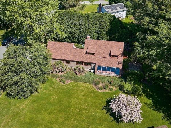 10 Hunters Hill Cir, Amherst, MA 01002