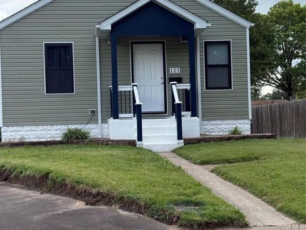 121 Whitelaw Avenue, East Alton, IL 62024