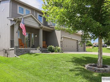 18607 Blackwalnut Street, Omaha, NE 68136