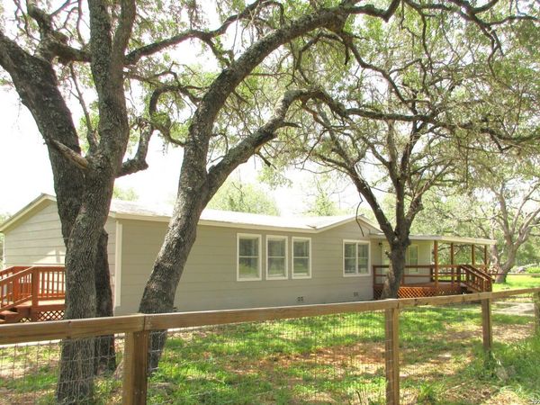204 County Road 7725, Natalia, TX 78059