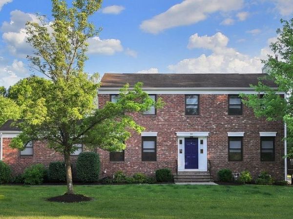 97 Sunrise Dr, Long Hill, NJ 07933