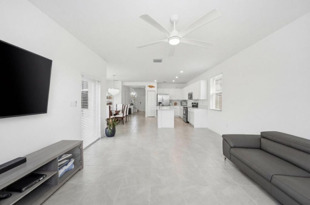 2324 NW 130th Terrace, Miami, FL 33167 Photo