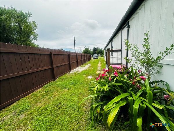 217 E Schulz , Marion, TX 78124