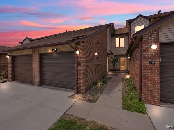 6689 Ridgefield Circle, West Bloomfield Twp, MI 48322