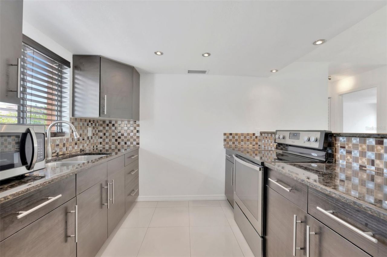592 100th Avenue N, Unit 201, Saint Petersburg, FL 33702 Photo