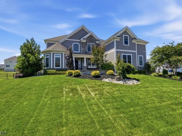 18 Waterford Way, Middletown, NJ 07738