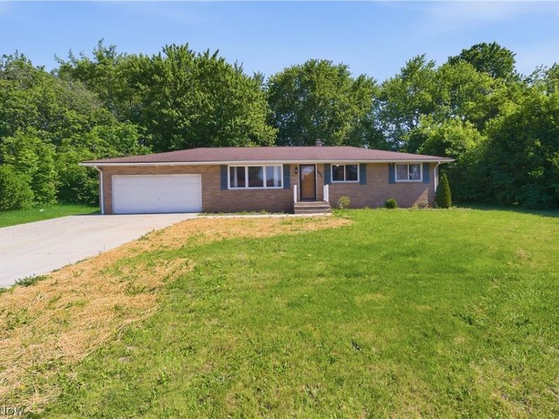 3825 34th Street NE, Canton, OH 44705 Photo 3