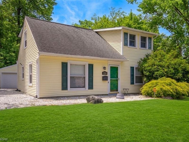 2324 Suncrest Drive , Cuyahoga Falls, OH 44221 Photo 2