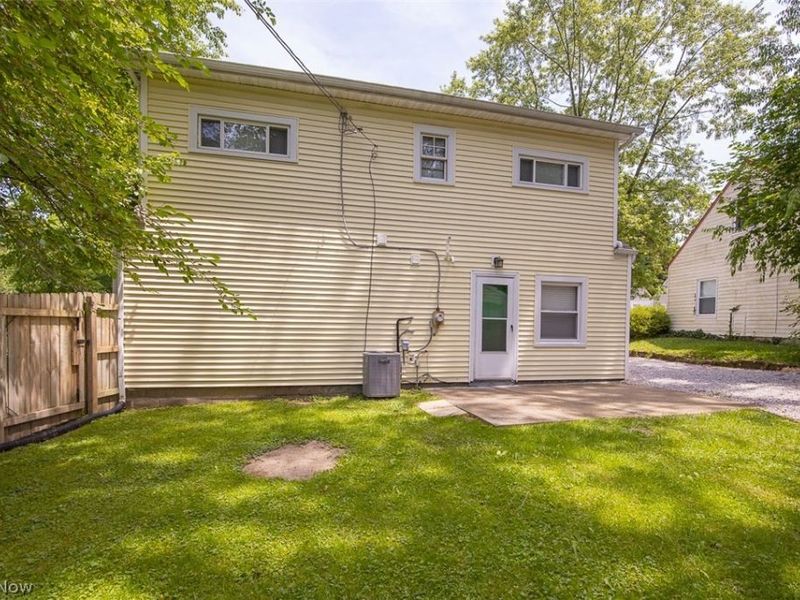2324 Suncrest Drive , Cuyahoga Falls, OH 44221 Photo 4