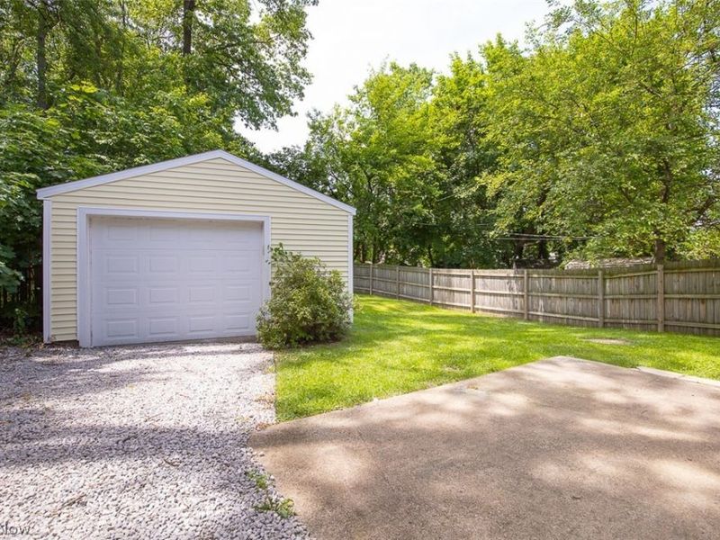 2324 Suncrest Drive , Cuyahoga Falls, OH 44221 Photo 6