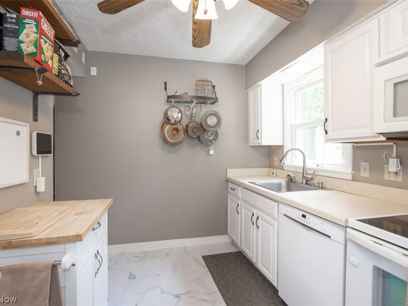 2324 Suncrest Drive , Cuyahoga Falls, OH 44221 Photo 8