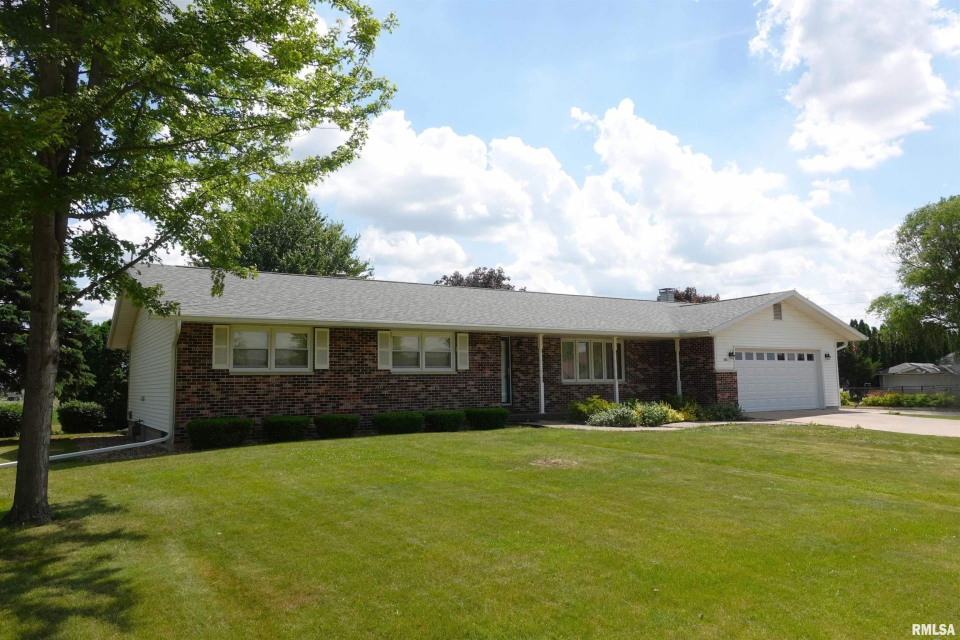 2060 W Losey Street, Galesburg, IL 61401 Main Photo