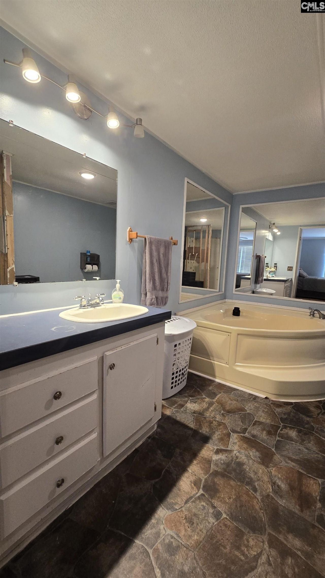 624 Lawson Road  Photo 22