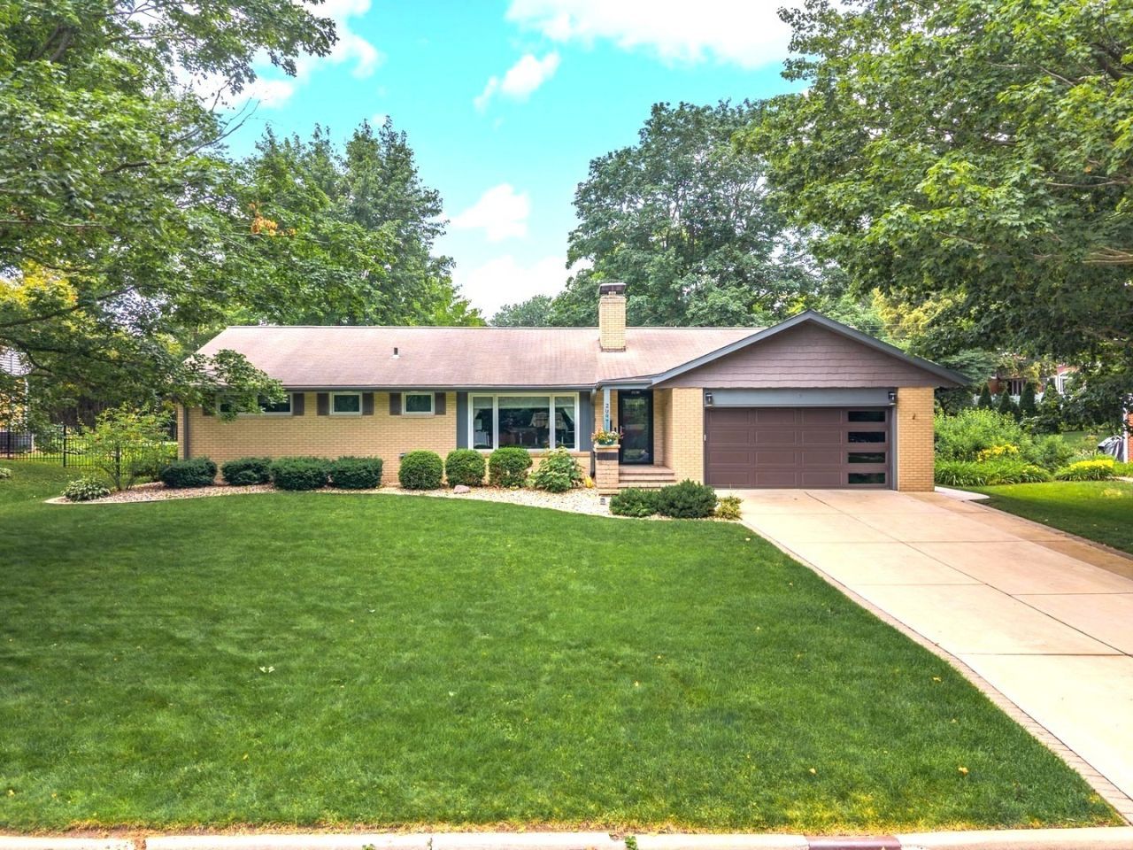 209 Orleans Drive , Bloomington, IL 61701