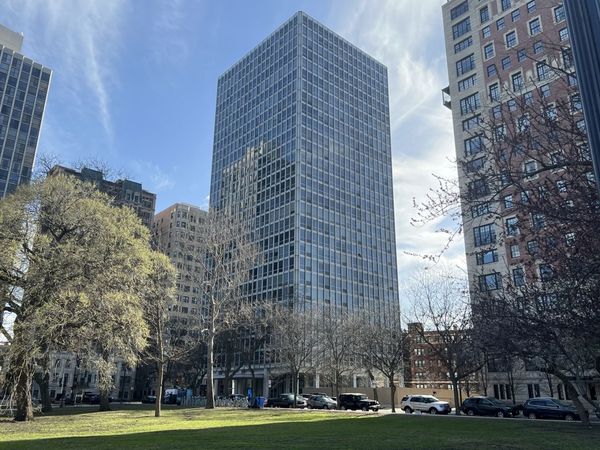 2400 N Lakeview Avenue, Unit 402, Chicago, IL 60614