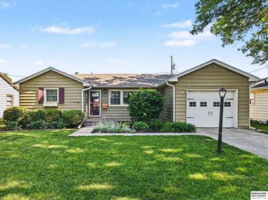 6102 Oak Street, Omaha, NE 68106