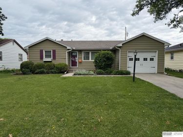 6102 Oak Street, Omaha, NE 68106