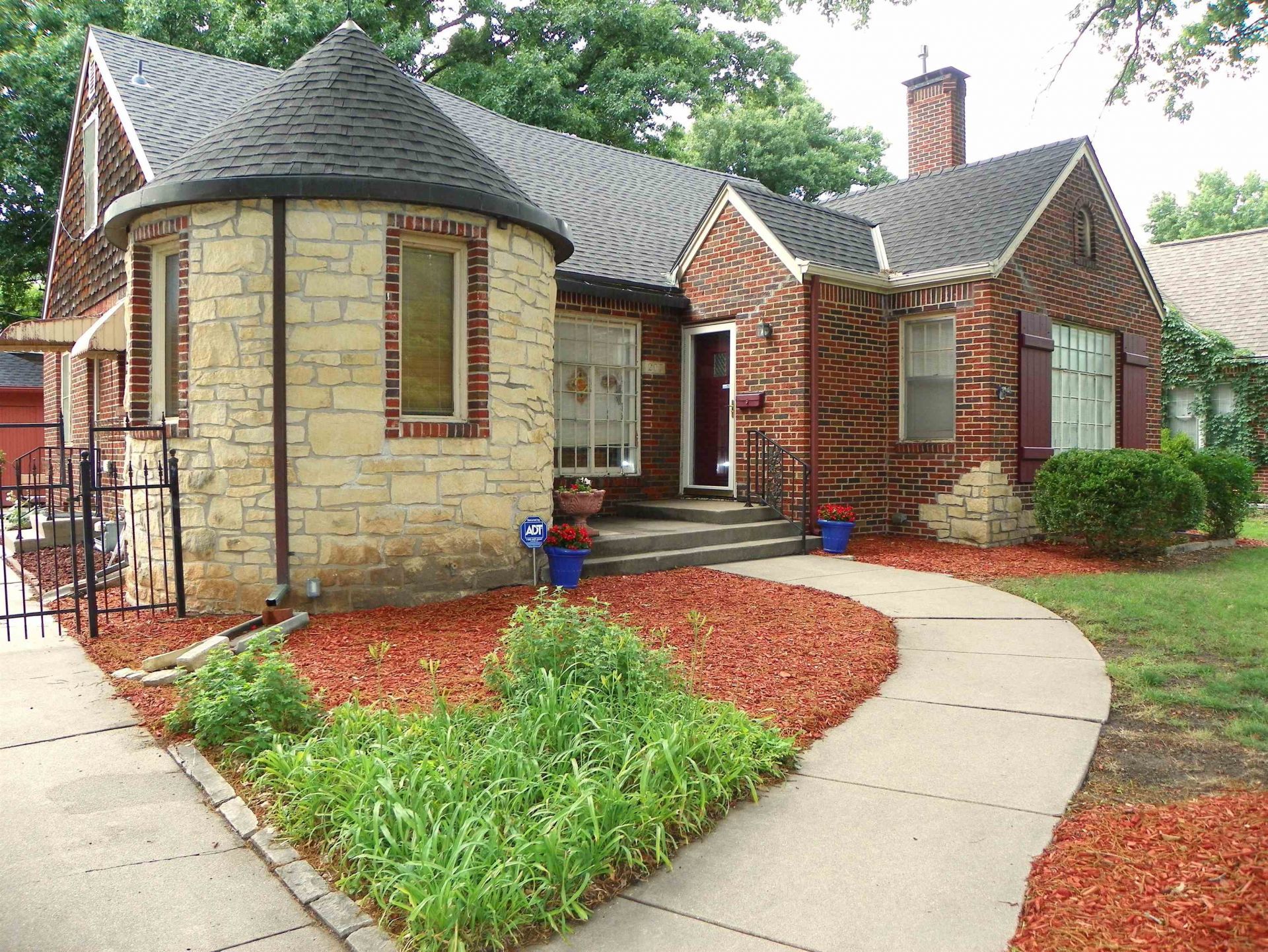 207 N Parkwood Lane, Wichita, KS 67208 Main Photo