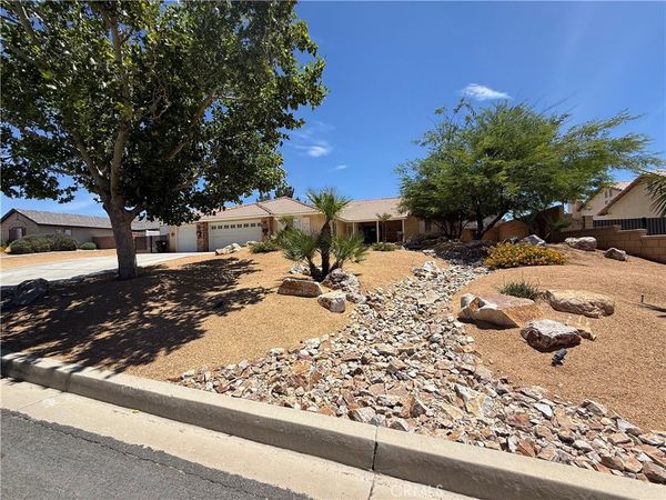 19581 Powhatan Rd, Apple Valley, CA 92308