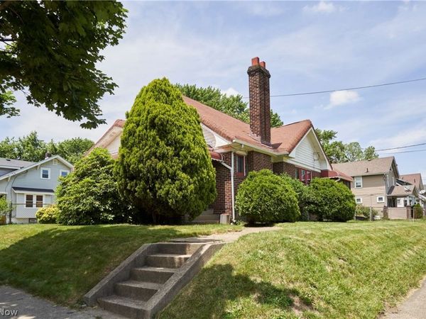 939 Lovers Lane , Akron, OH 44306