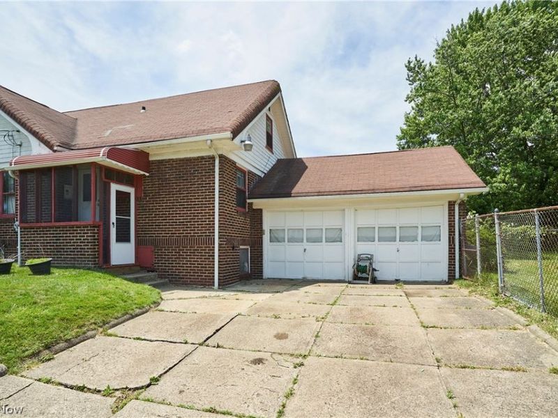 939 Lovers Lane , Akron, OH 44306 Photo 3