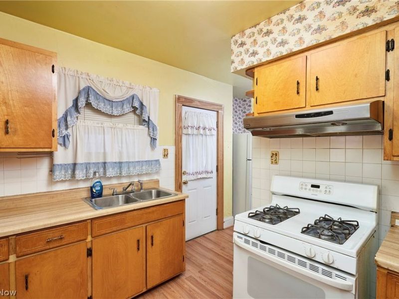 939 Lovers Lane , Akron, OH 44306 Photo 4