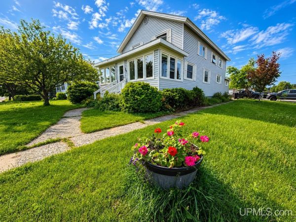 321 W McMillan Avenue, Newberry, MI 49868