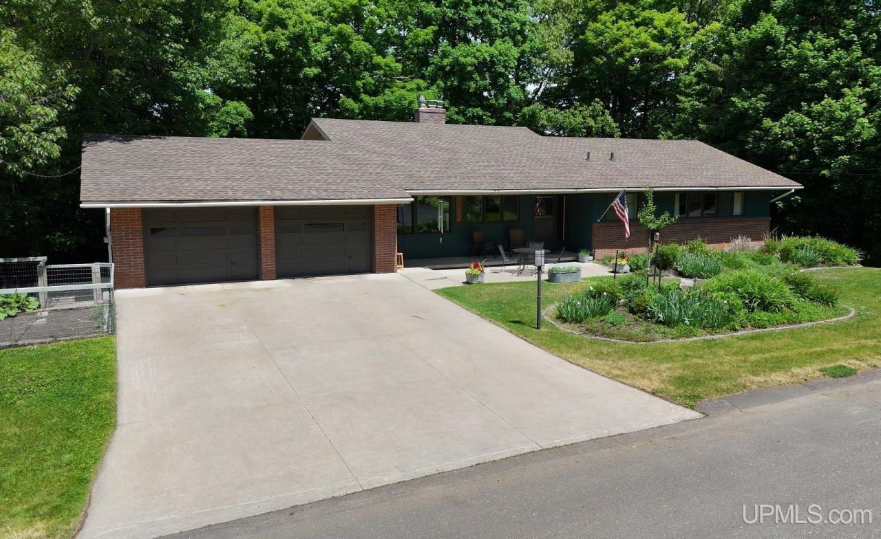 1116 Seventh Avenue, Houghton, MI 49931 Main Photo