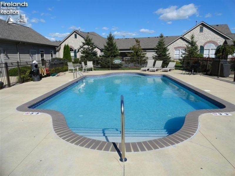 2695 Canterbury Circle, Unit B, Port Clinton, OH 43452 Photo 4