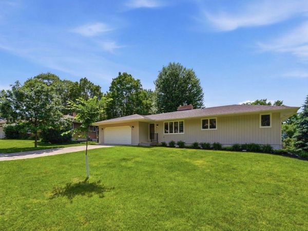 635 Iona Lane, Roseville, MN 55113