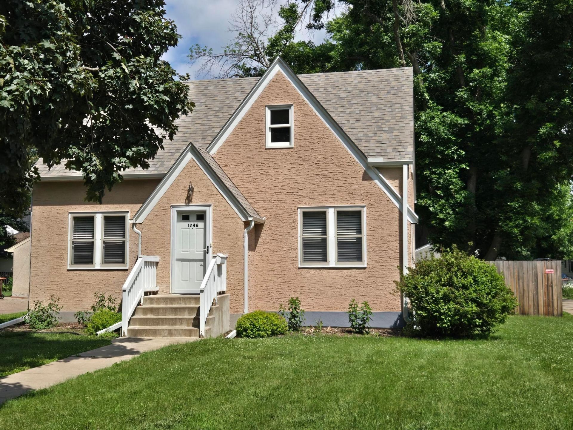 1746 Holton Street, Falcon Heights, MN 55113