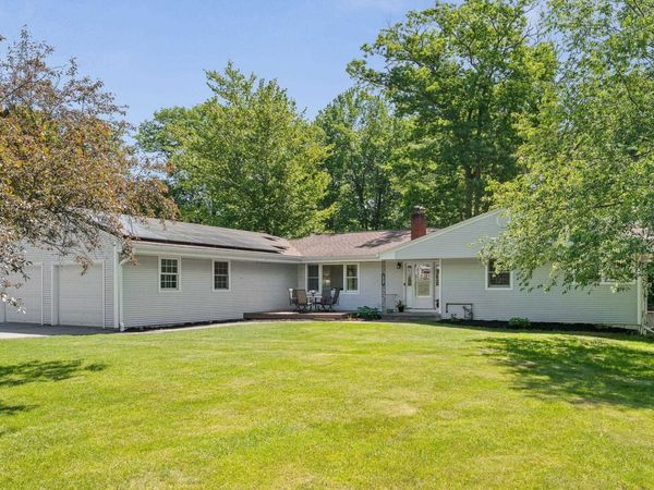 18 Valleyview Drive, Essex, VT 05452