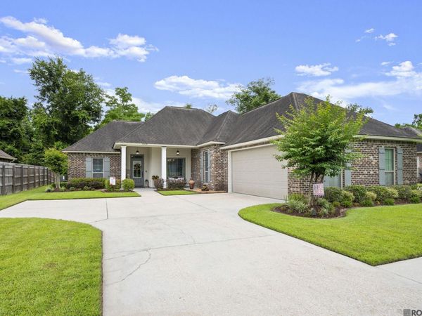 11376 Oak Run Dr, Geismar, LA 70734