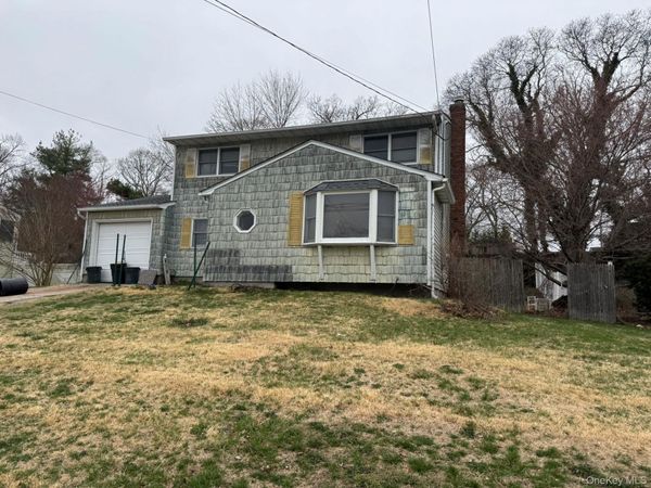 18 Willow Street, Selden, NY 11784