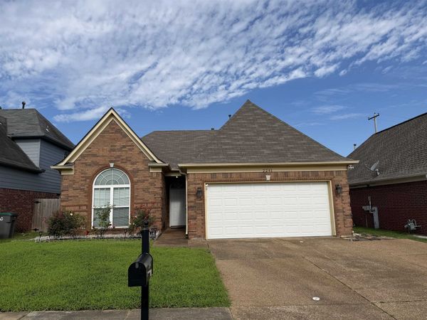 2241 PURPLE LEAF LANE LN E, Cordova, TN 38016