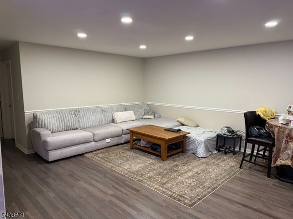 911 Yorkshire Dr, Raritan, NJ 08822