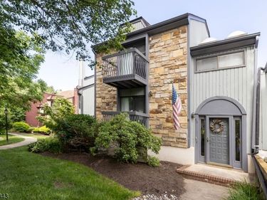 55 Kensington Ct, Washington, NJ 07840