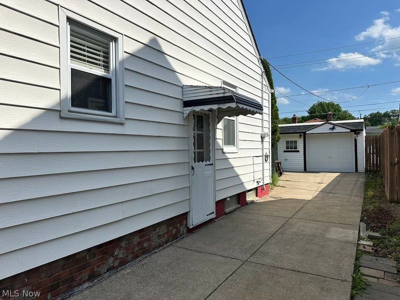 1011 Parkleigh Drive, Parma, OH 44134 Photo 3