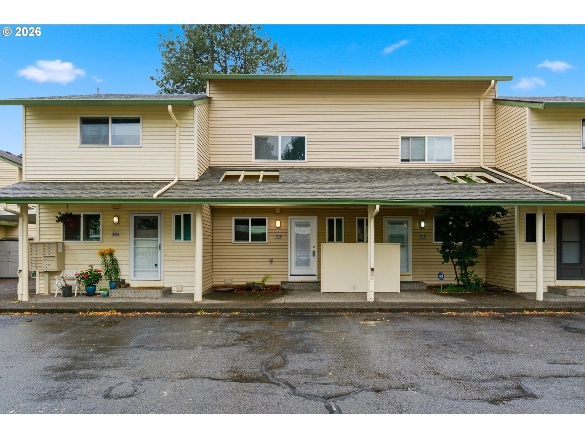 547 N Hayden Bay Dr, Portland, OR 97217 Main Photo