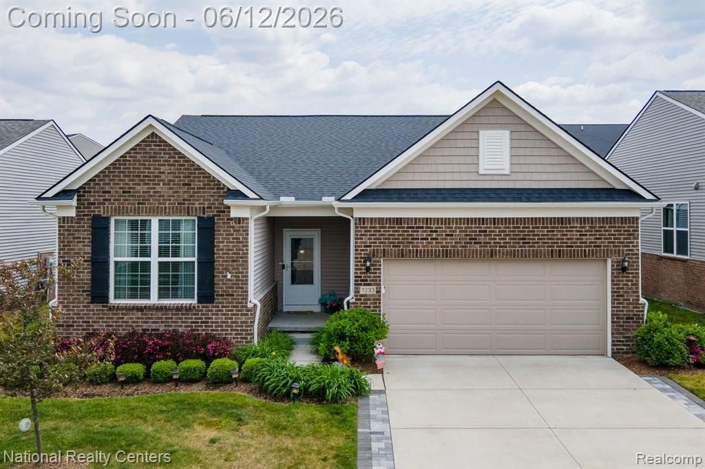 1233 Lark St , Orion Township, MI 48360 Main Photo