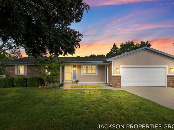 1630 Forest Hill Avenue SE, Kentwood, MI 49546