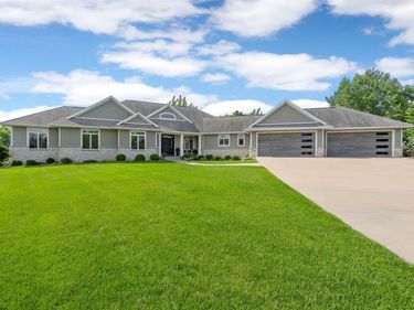 3003 Cedar River Court NE, Cedar Rapids, IA 52411