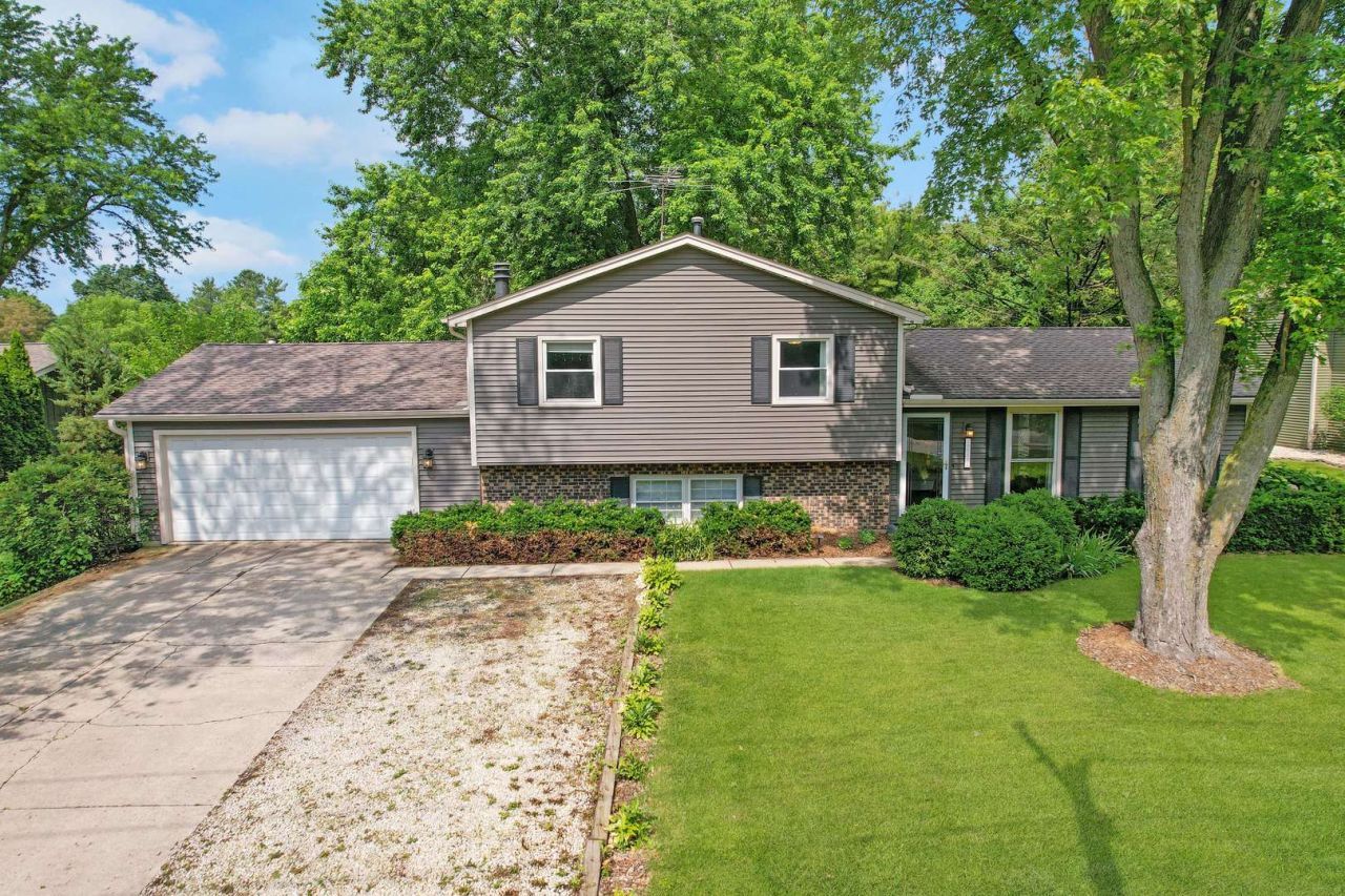 11S556 Book Road , Naperville, IL 60564