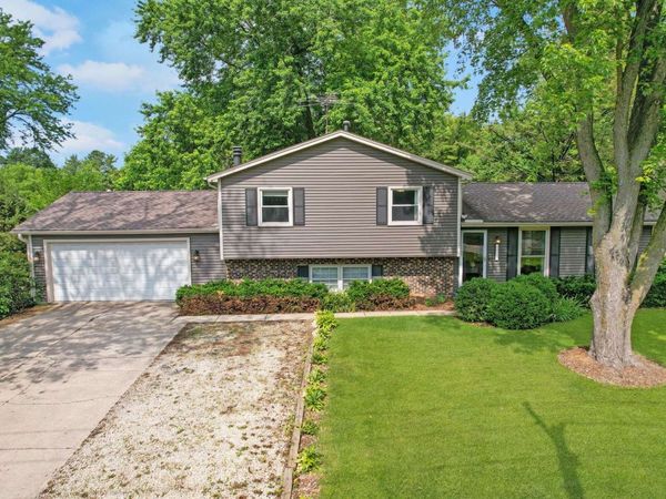 11S556 Book Road , Naperville, IL 60564