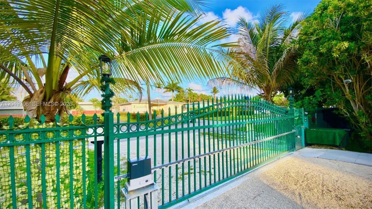 13550 S Biscayne River Rd , Miami, FL 33161 Photo