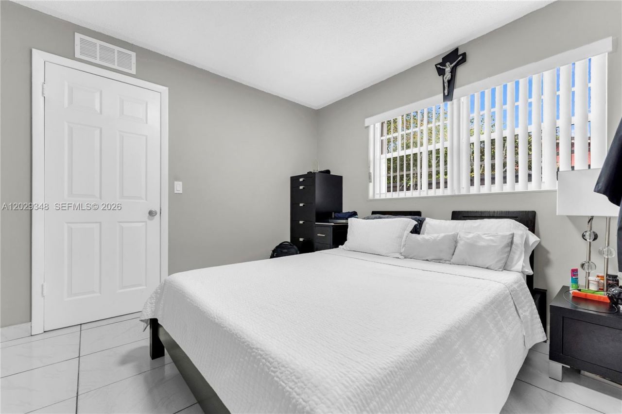 884 W 72nd Pl , Hialeah, FL 33014 Photo