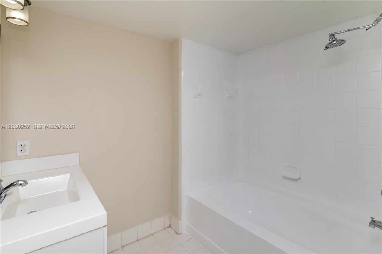 9650 NW 2nd St , Unit 4-304, Pembroke Pines, FL 33024 Photo