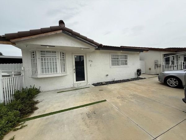 8738 NW 116 TER , Hialeah Gardens, FL 33018