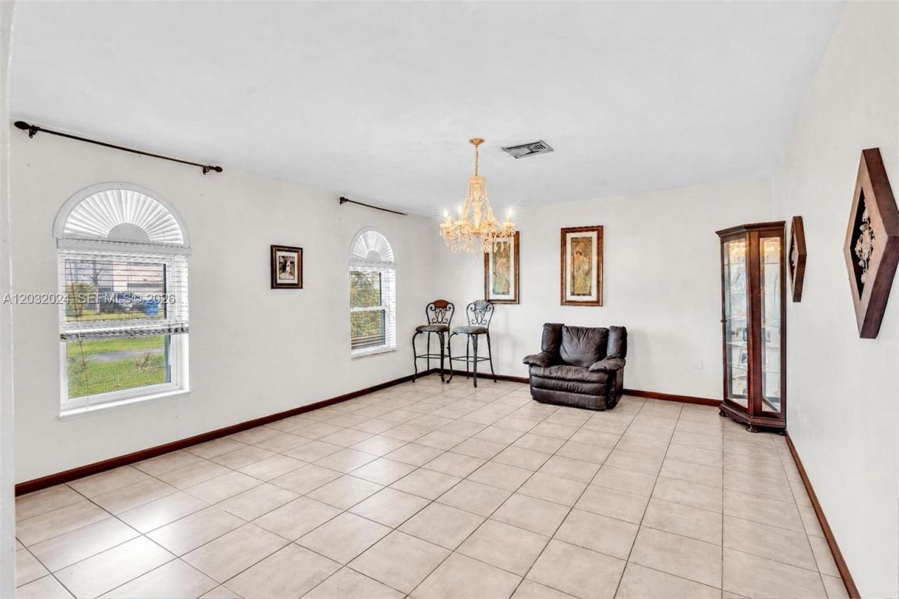 19901 Highland Lakes Blvd , Miami, FL 33179 Photo