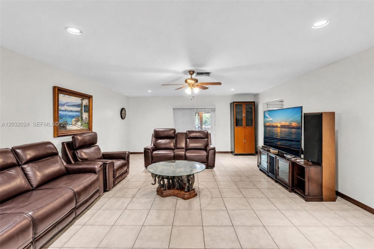 19901 Highland Lakes Blvd , Miami, FL 33179 Photo